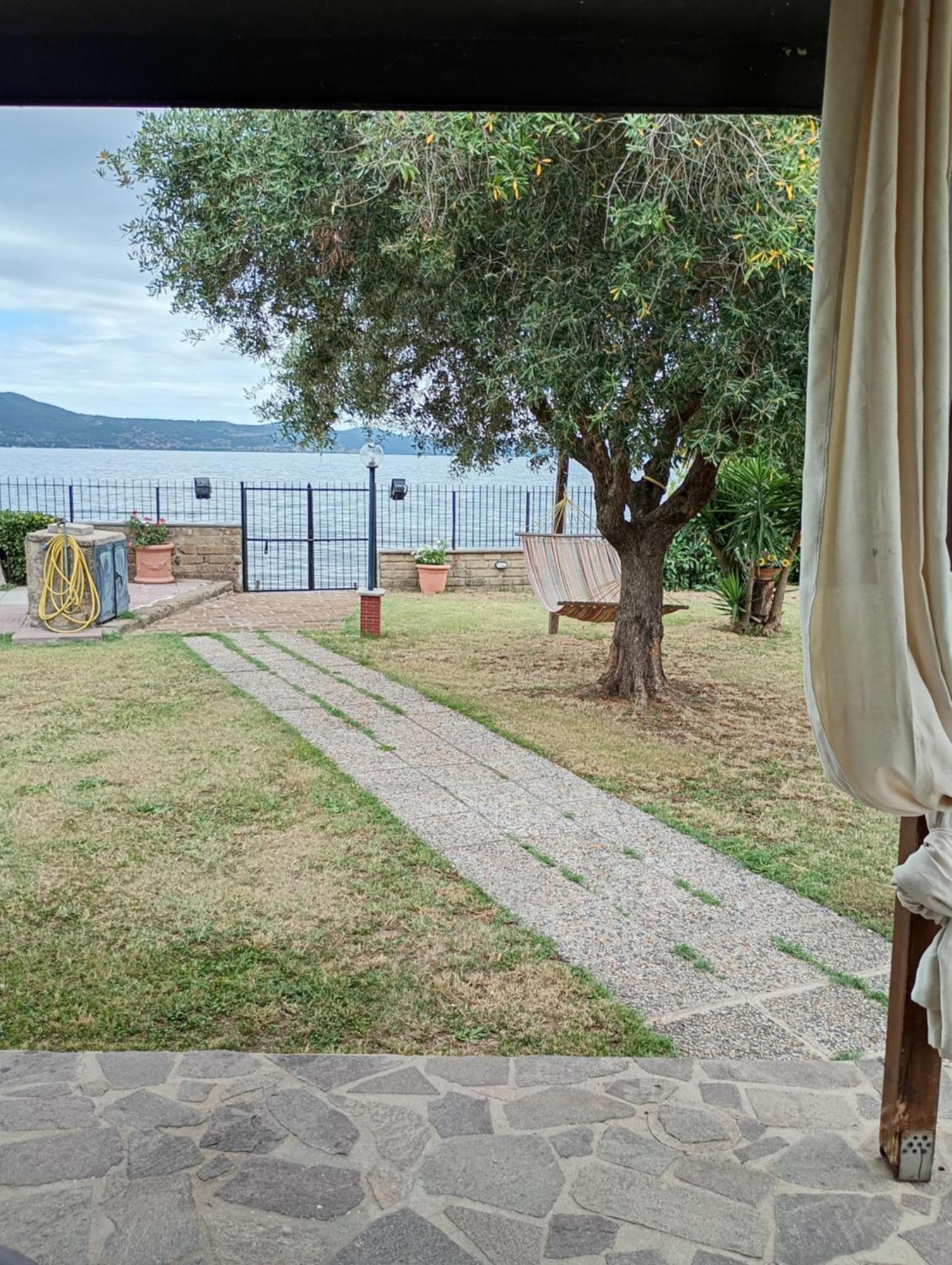 Independent Villa With Private Beach On The Lake Bracciano  Zewnętrze zdjęcie